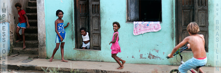 Kinder in der Favela in Camamu
